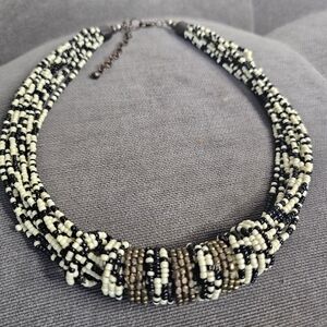 Elegant Beaded Necklace in Black and Cream